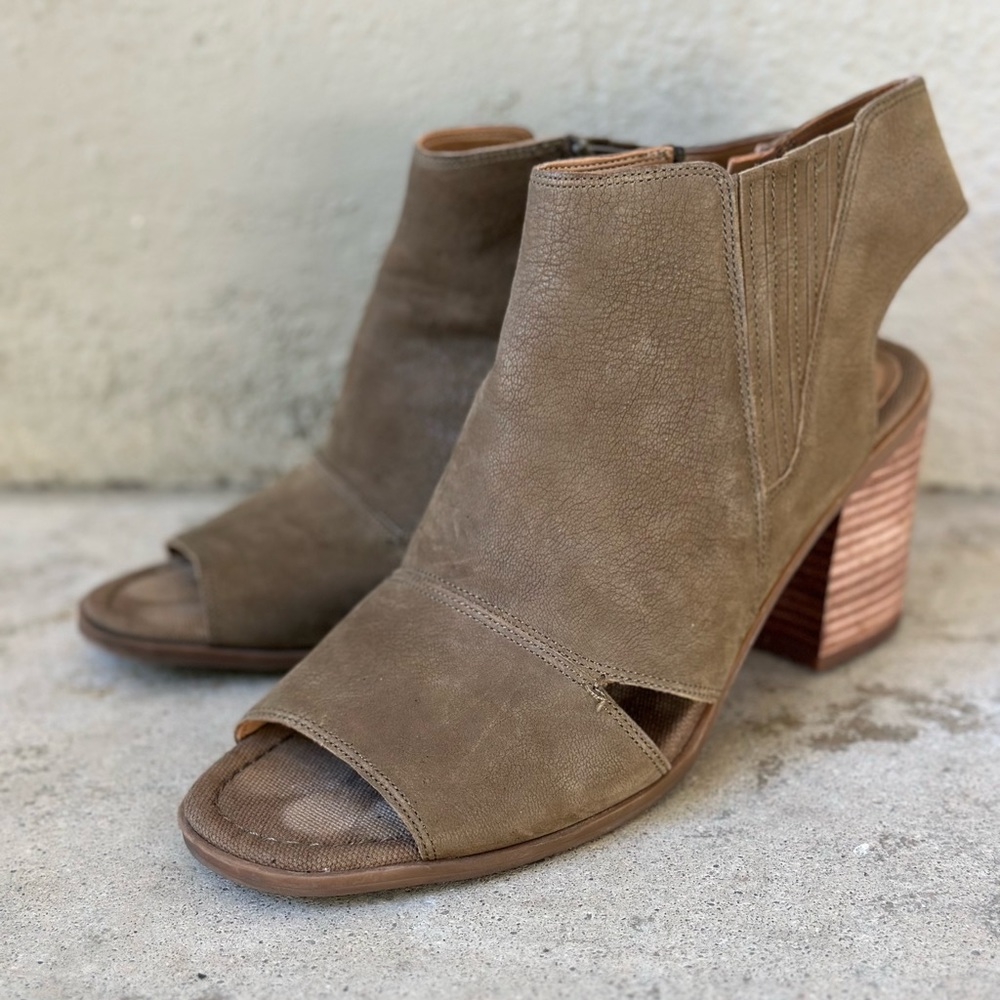 Franco Sarto Olive leather open toed booties, size 9.5